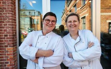 Twee koks voor Restaurant Arbed, een van de negen erkende sociale restaurants in Gent