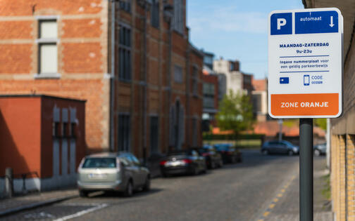 Foto van een infobord op straat met info over de dichtstbijzijnde parkeerautomaat