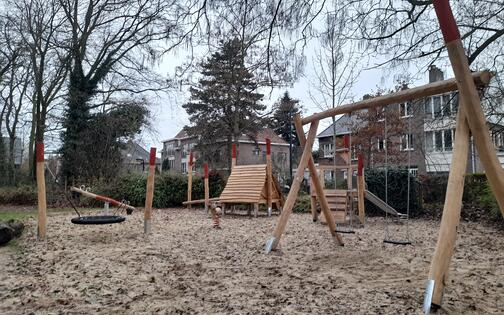 speeltuin met houten speeltuigen in het Frans Tochpark