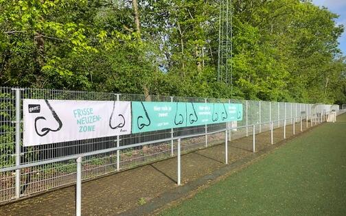 Banners bij de sportterreinen laten bezoekers weten dat het om een frisse neuzen-zone gaat