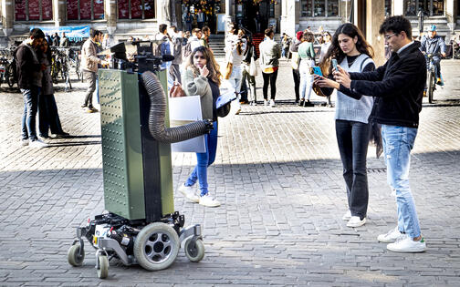 De peukenrobot zal de komende weken geregeld in het straatbeeld opduiken