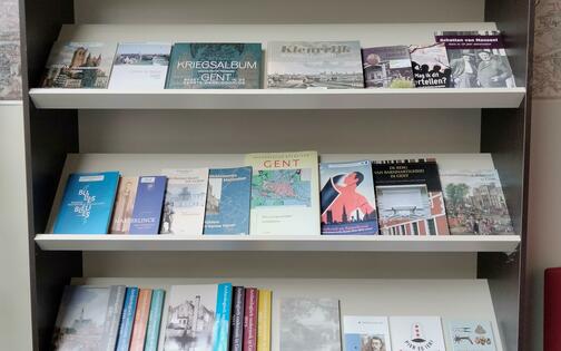 Publicaties te koop in de leeszaal van Archief Gent