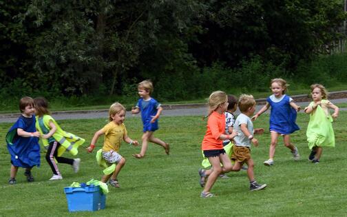 Kinderen die spelen op een grasveld tijdens een sportkamp