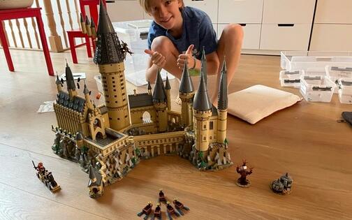 lego kasteel met jongetje