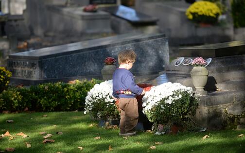kindje bij een graf op de Westerbegraafplaats