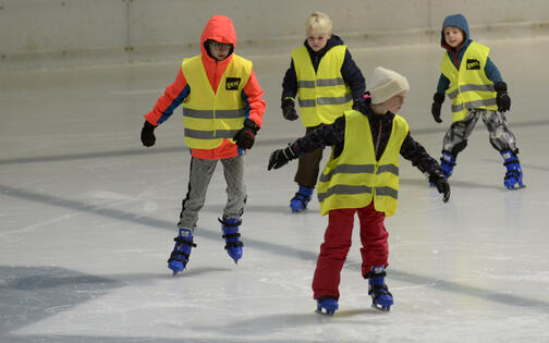 kinderen die ijsschaatsen