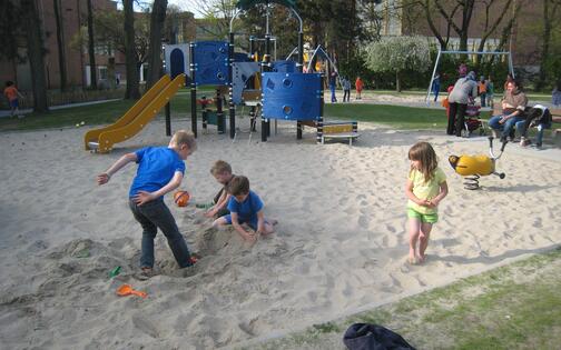 spelende kinderen in de zandbak