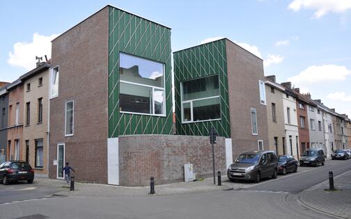 Twee nieuwe ééngezinswoningen op de hoek van de Moriaanstraat en de Veldwijkstraat