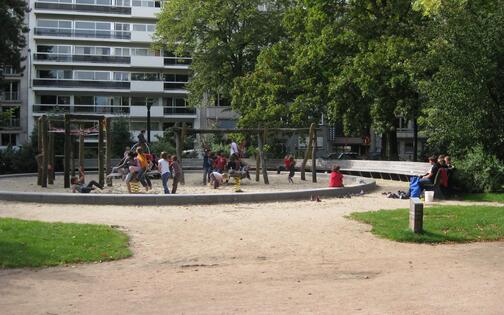 zandbak met spelende kinderen in Koning Albertpark