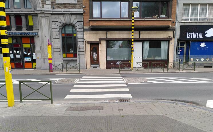 Aan de Keizer Karelstraat komt het eerste gevleugelde zebrapad van Gent. De hekjes staan er, het zebrapad wordt nog herschilderd
