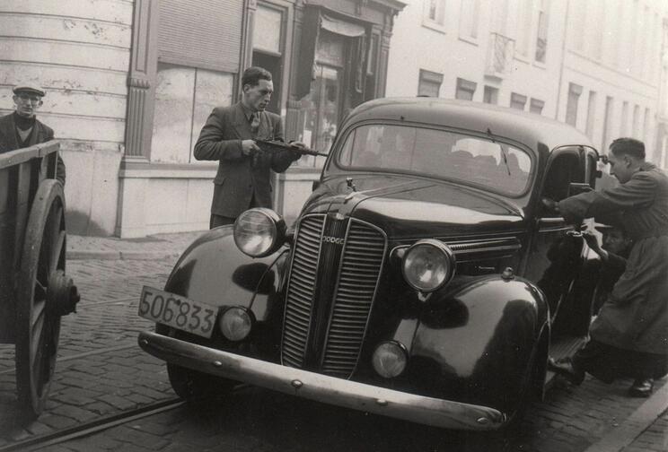  Jean Duhamel helpt Albert Mélot uit de auto van de Feldpolizei te stappen. 