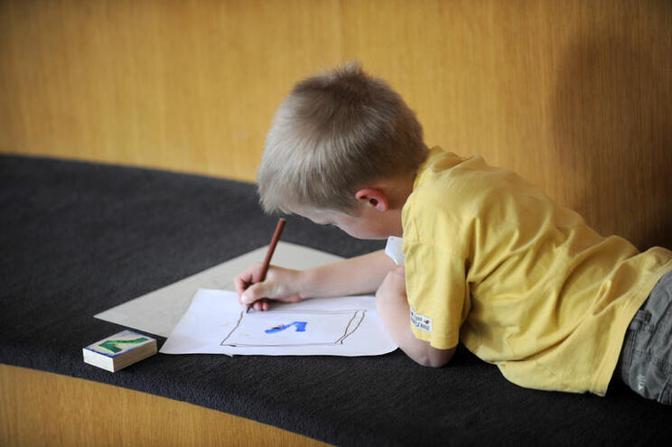 Kind tekent