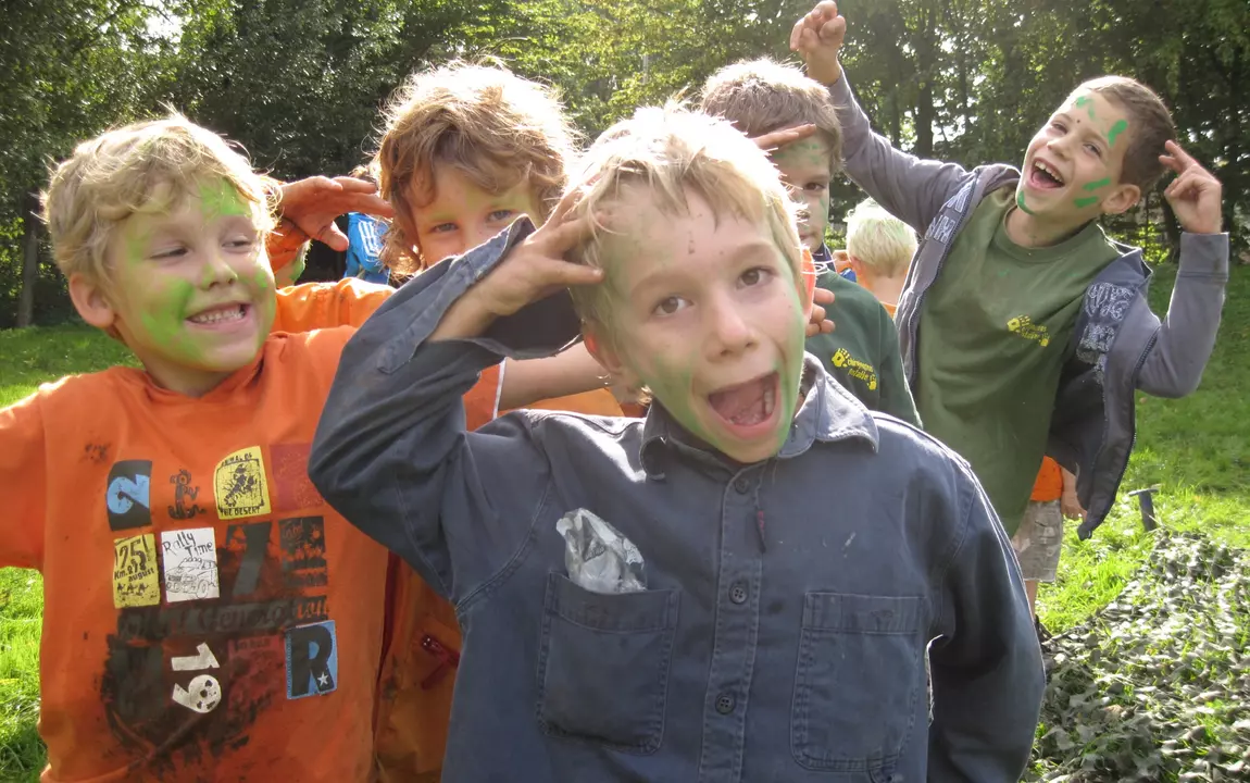 kinderen in jeugdwerkuniform