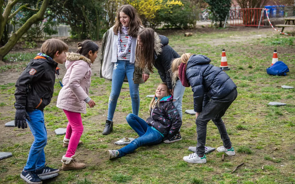 Een groepje leerlingen tijdens een buitenles-activiteit