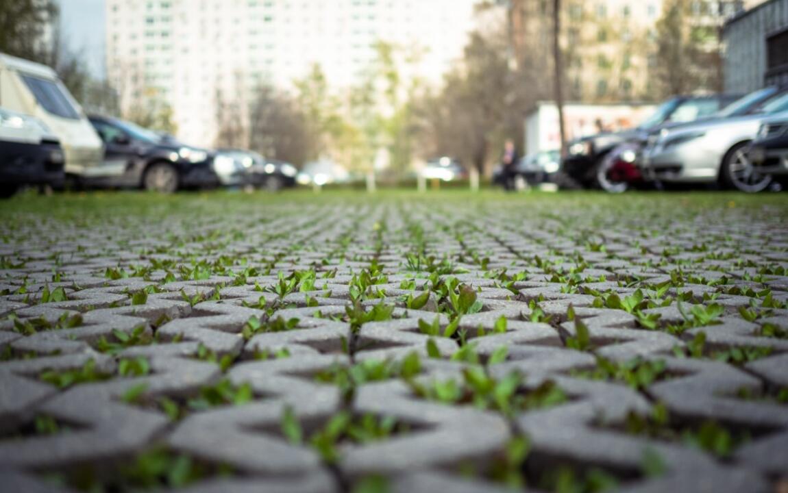 Parking met waterdoorlatende klinkers en gras