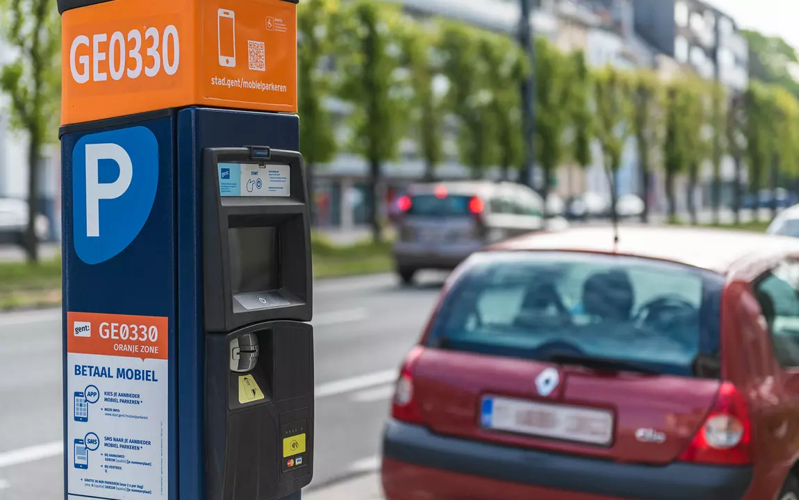 Foto van een parkeerautomaat van de oranje parkeertariefzone