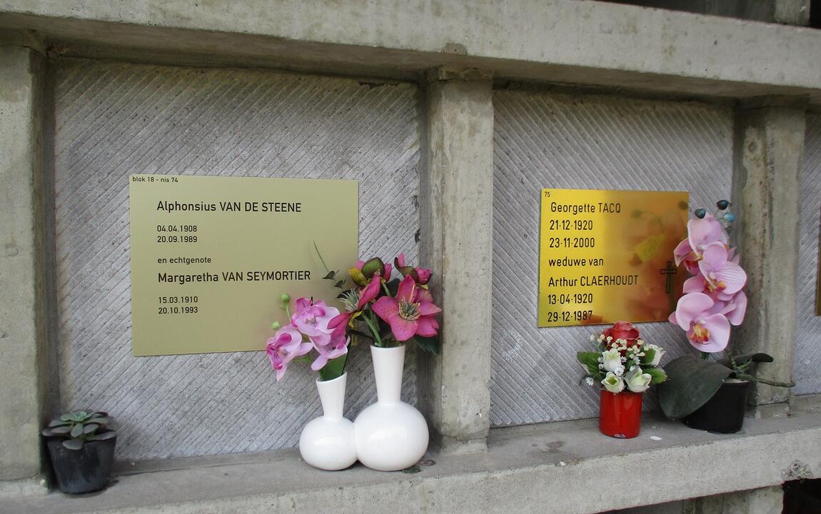 nissen in urnenmuur met naamplaatjes voor de overledenen