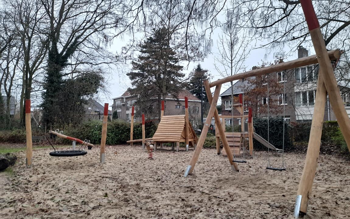 speeltuin met houten speeltuigen in het Frans Tochpark