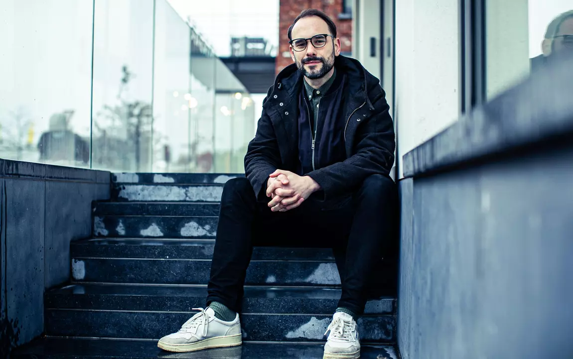 Coördinator Generation Food poseert op een trapje