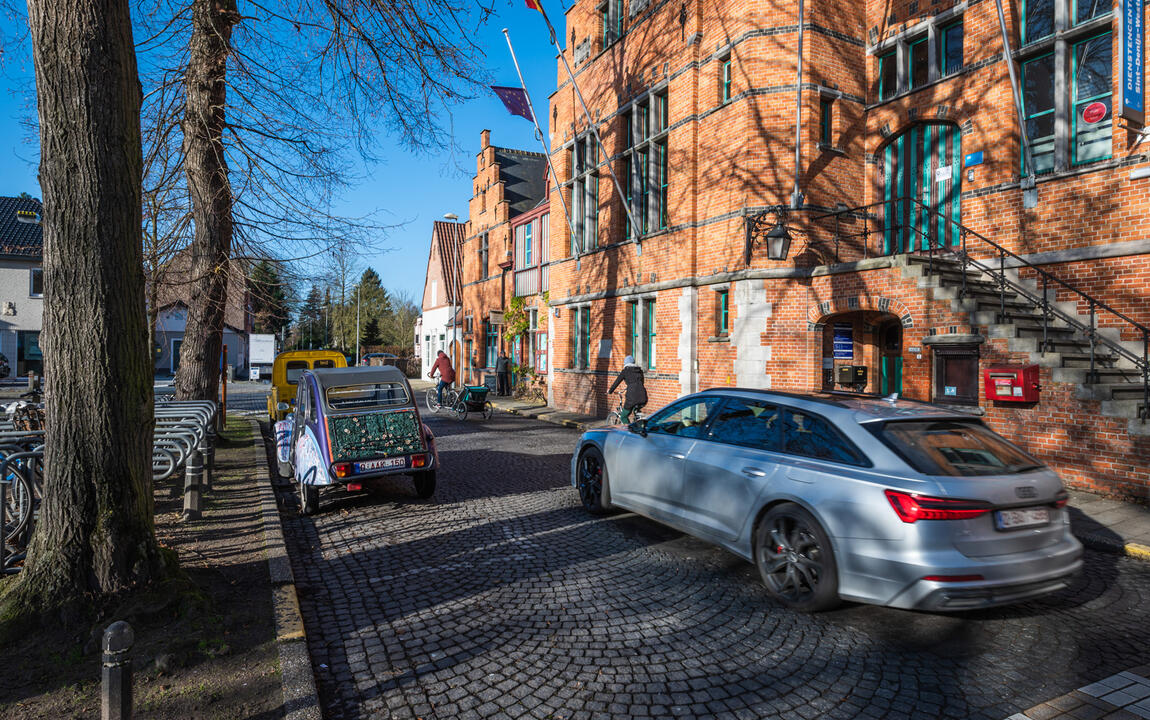 wijkmobiliteitsplan Sint-Denijs-Westrem en Afsnee gemeenteplein met fietsers en auto
