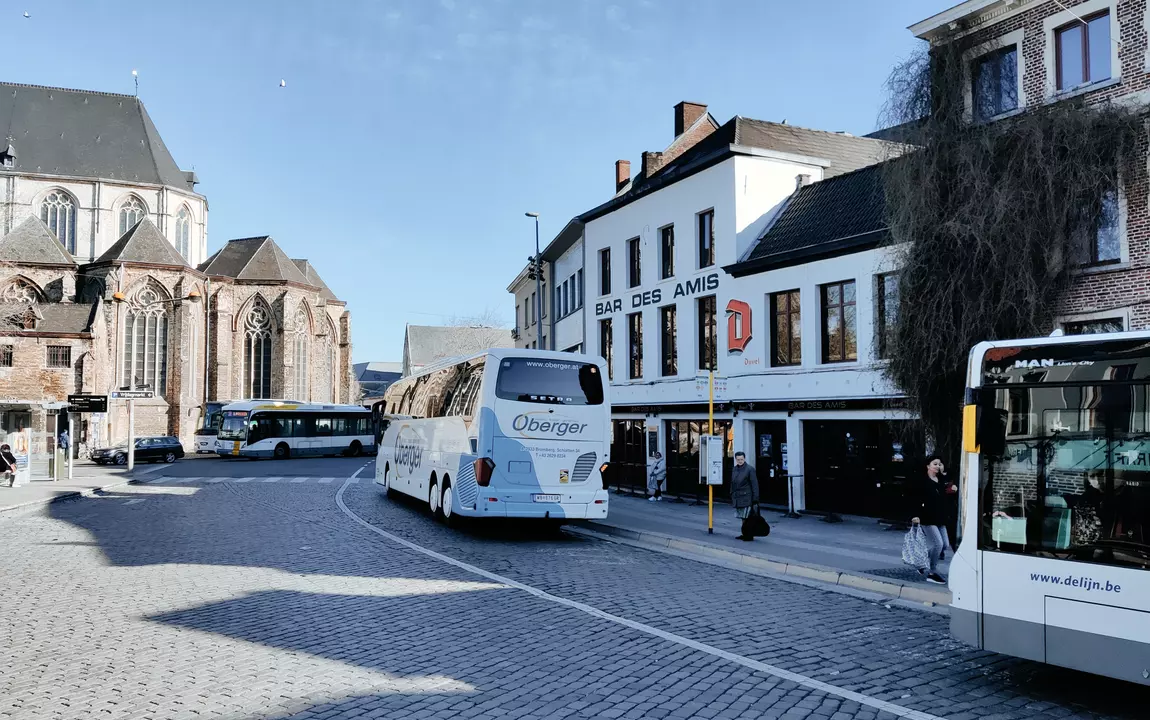 De Vlasmarkt als bereikbare plaats voor bussen.