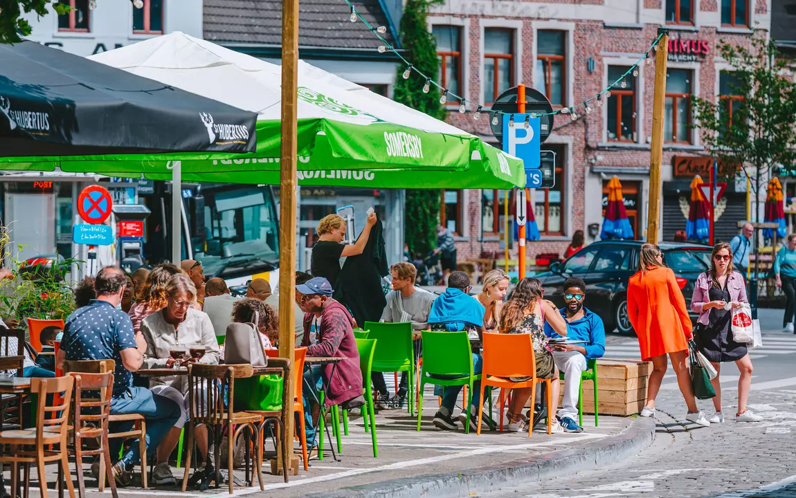De Vlasmarkt als levendige plaats met horecaterrassen.