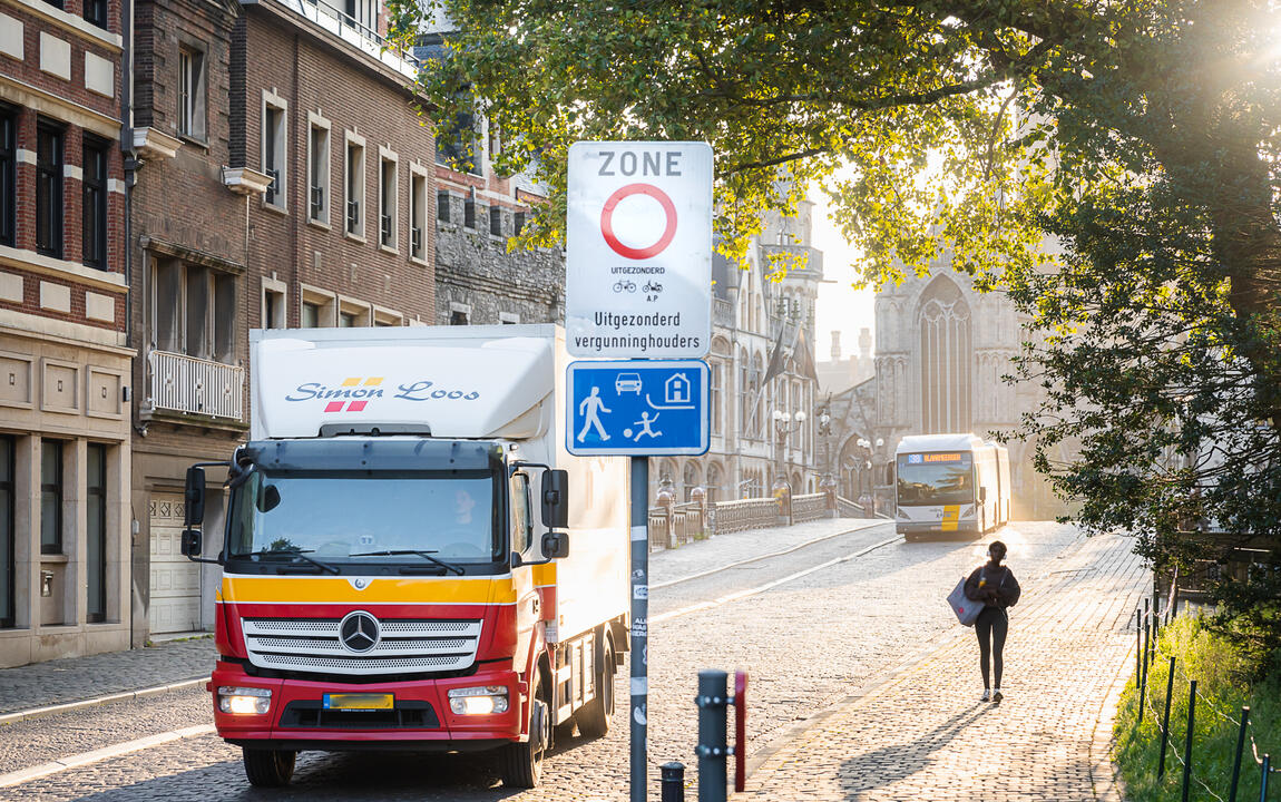 Vrachtwagen rijdt het autovrij gebied buiten