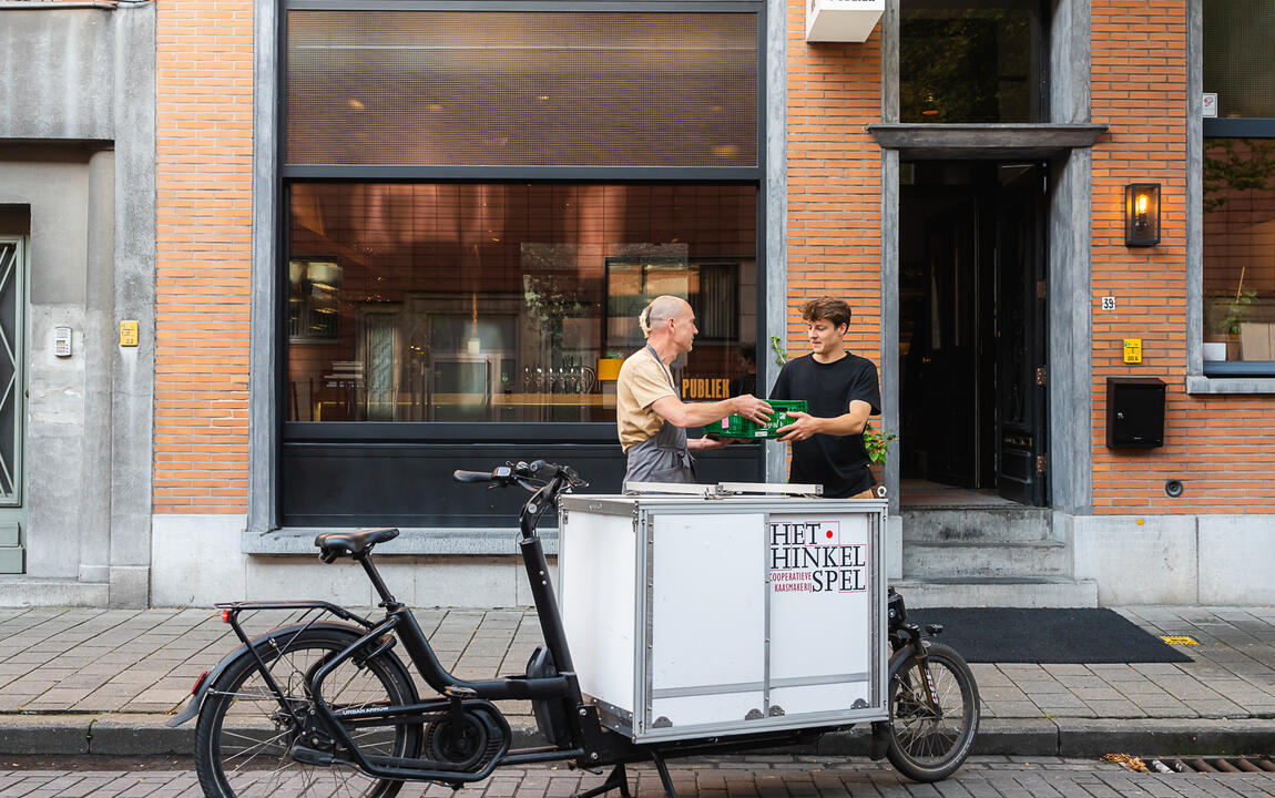Stedelijke logistiek - handelaar bezorgt eten aan horeca in Gent