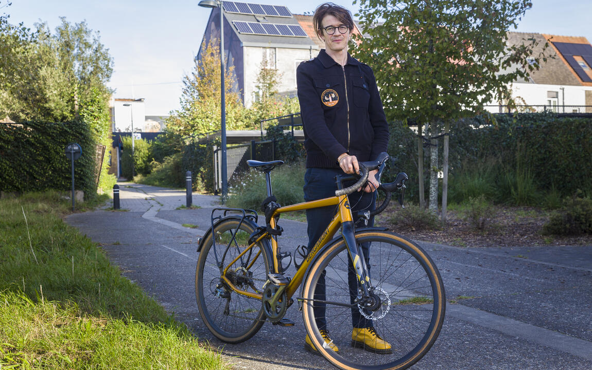 Björn fietst naar het werk