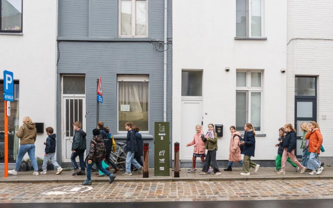 Schoolkinderen in de straat