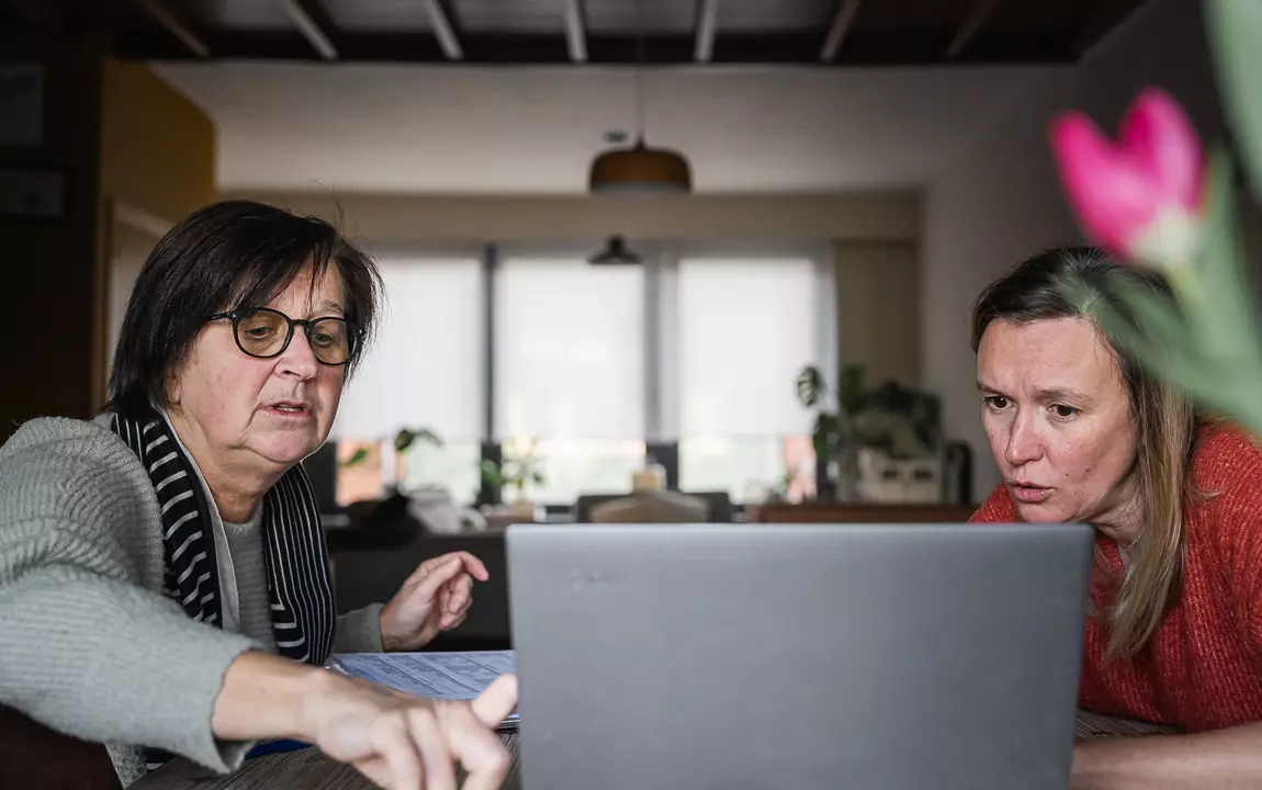 Twee vrouwen bekijken iets op het scherm van een laptop