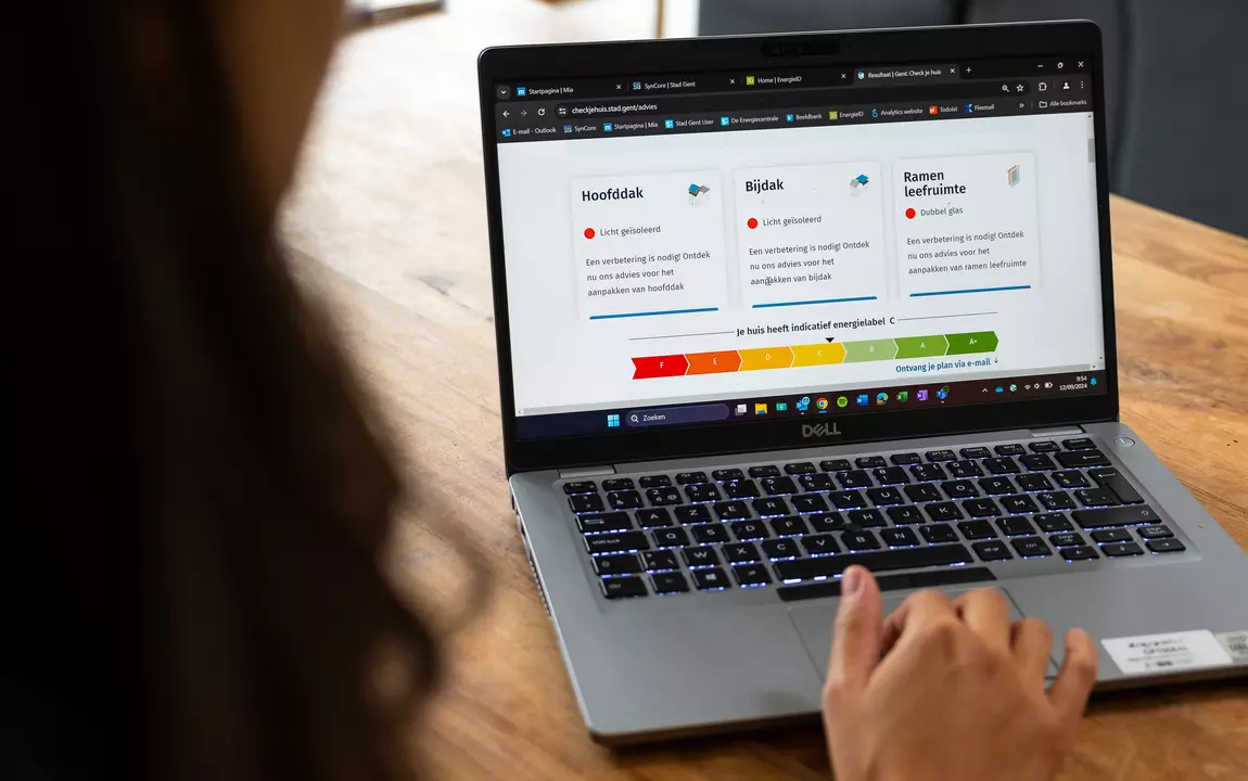 Persoon gebruikt op een laptop de tool Check Je Huis van De Energiecentrale