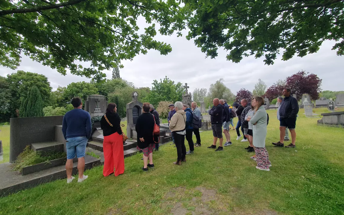 groep op de begraafplaats van Ledeberg