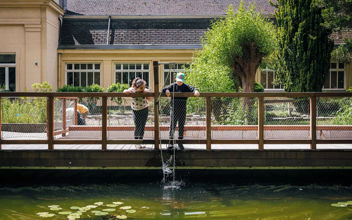 De gerestaureerde vijver van de Tuin van Kina