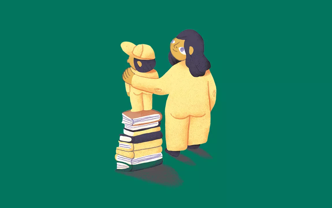 kindje staat op stapel boeken, vrouw omarmt het kind