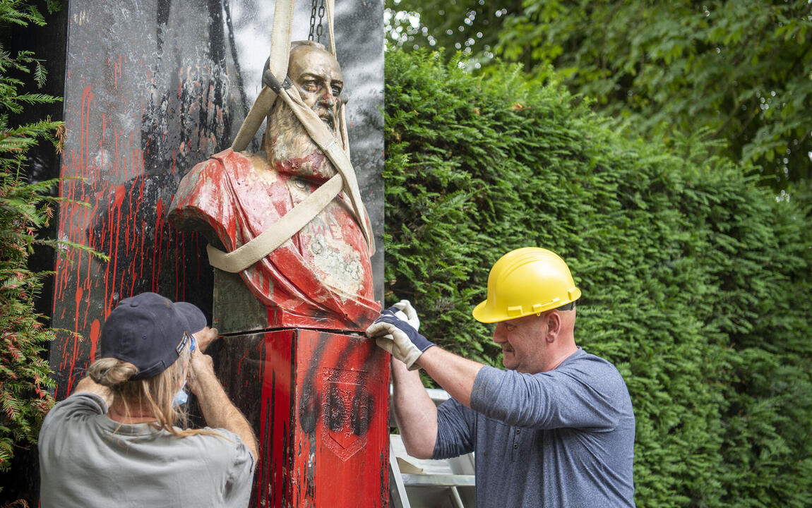 Weghalen buste Leopold II (3)