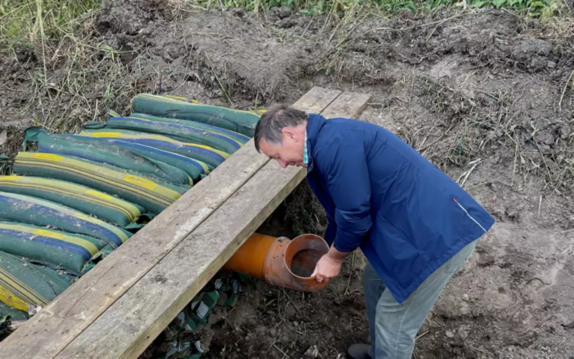 Een lokale landbouwer bij een van de stuwtjes in het Parkbos