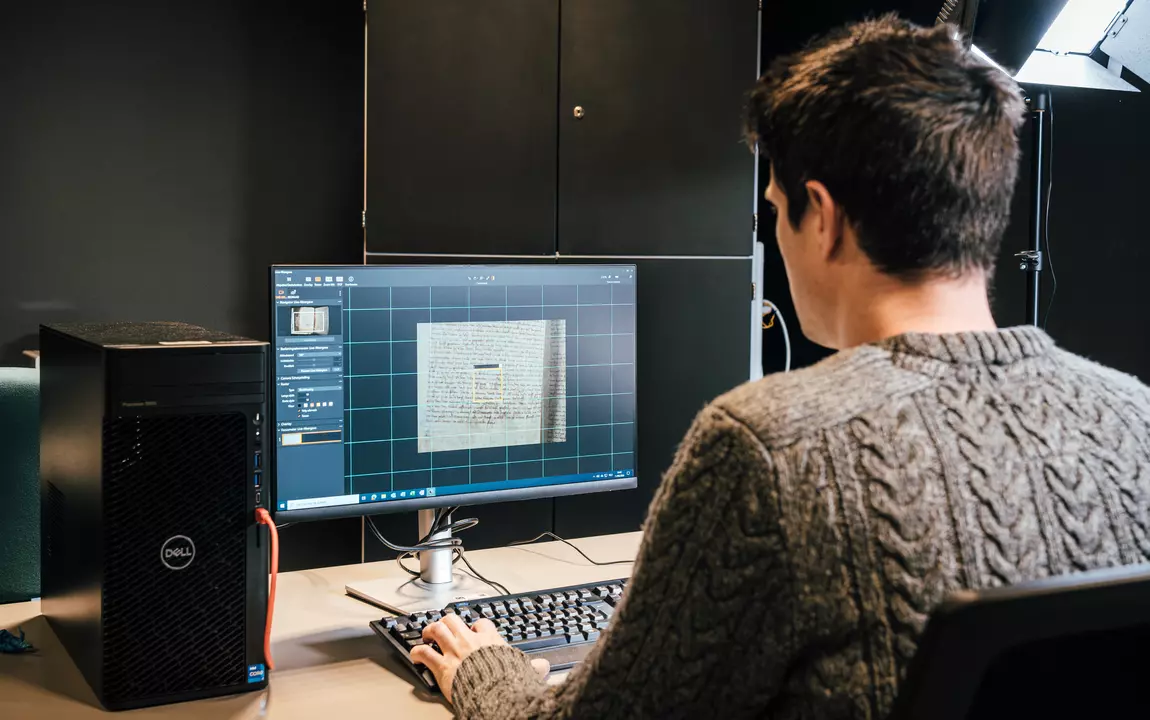 Medewerkers scannen een boekje in