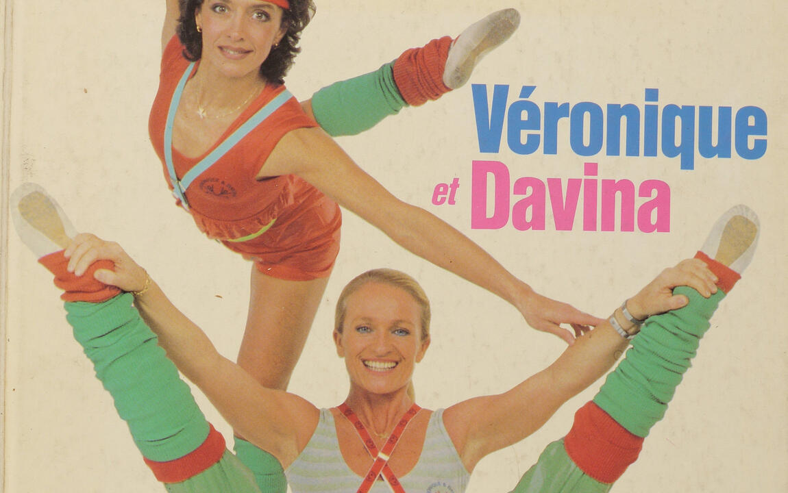 Boek van Gym Tonic uit de jaren 1980. Gym Tonic was een Franse televisieshow met aerobics om thuis mee te doen, bedoeld om toegang tot sport voor vrouwen te stimuleren. Aerobics was een opvallende sporttrend die opkwam in de VS in de jaren 1960 en zijn hoogtepunt beleefde in de jaren 1980, wanneer het ook in Europa populair was