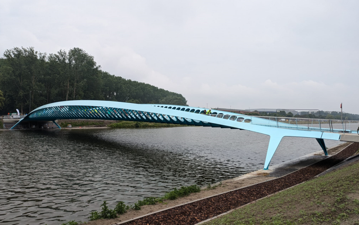De eerste fietsers op de nieuwe brug over de Watersportbaan