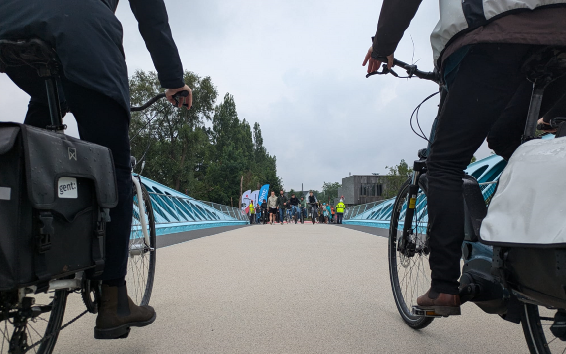De eerste fietsers op de nieuwe brug over de Watersportbaan