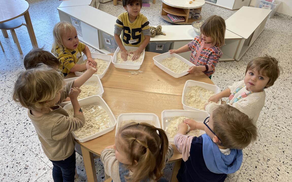 Kinderen van Het Tandwiel tijdens een activiteit op school