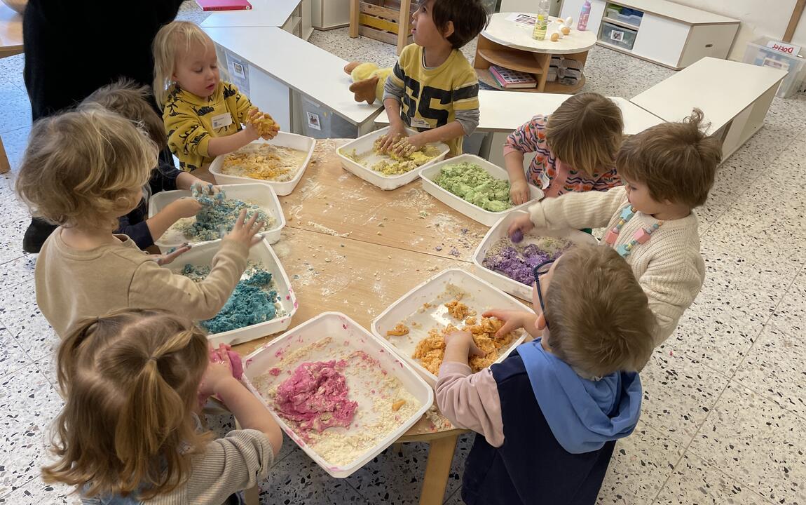 Kinderen van Het Tandwiel tijdens een activiteit op school