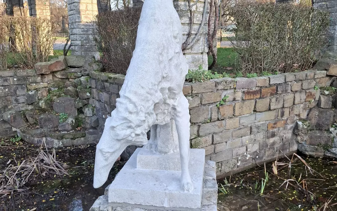 Het beeld tijdens de restauratie in het atelier