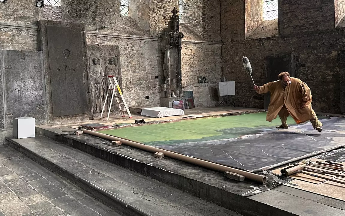 Koen Broucke schildert Mijn Guernica in Sint-Baafsabdij - foto Sigrid Geldhof