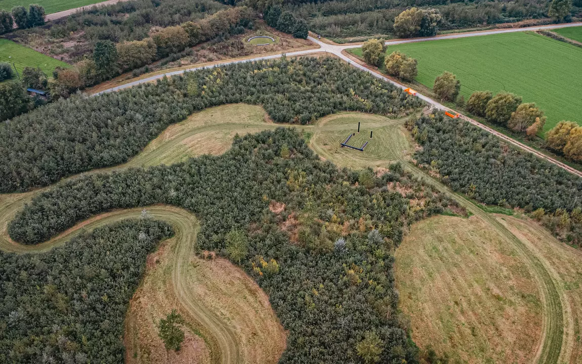 De sobere, afgebakende ruimte voor ceremonies