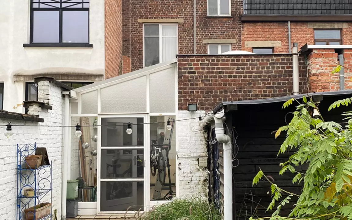 De achtergevel voor de restauratie
