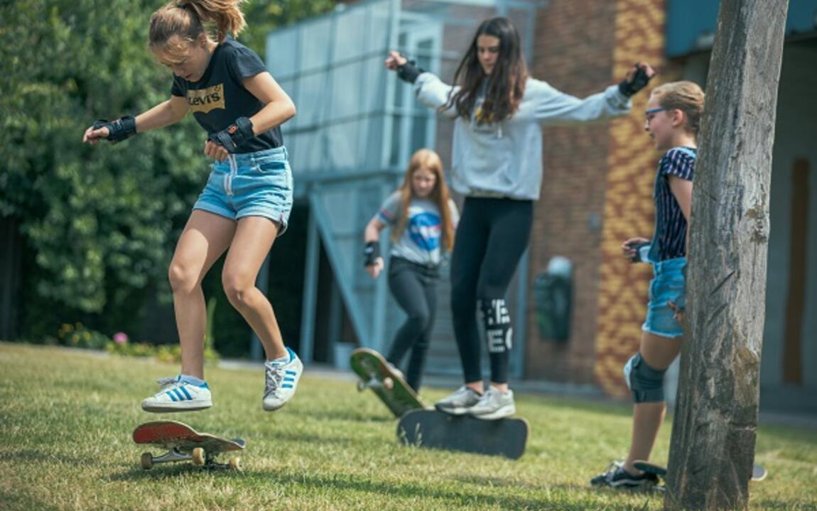 Kinderen die skateboarden