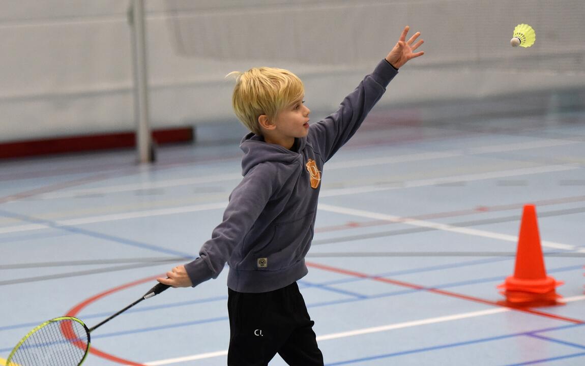 Kind dat badminton speelt