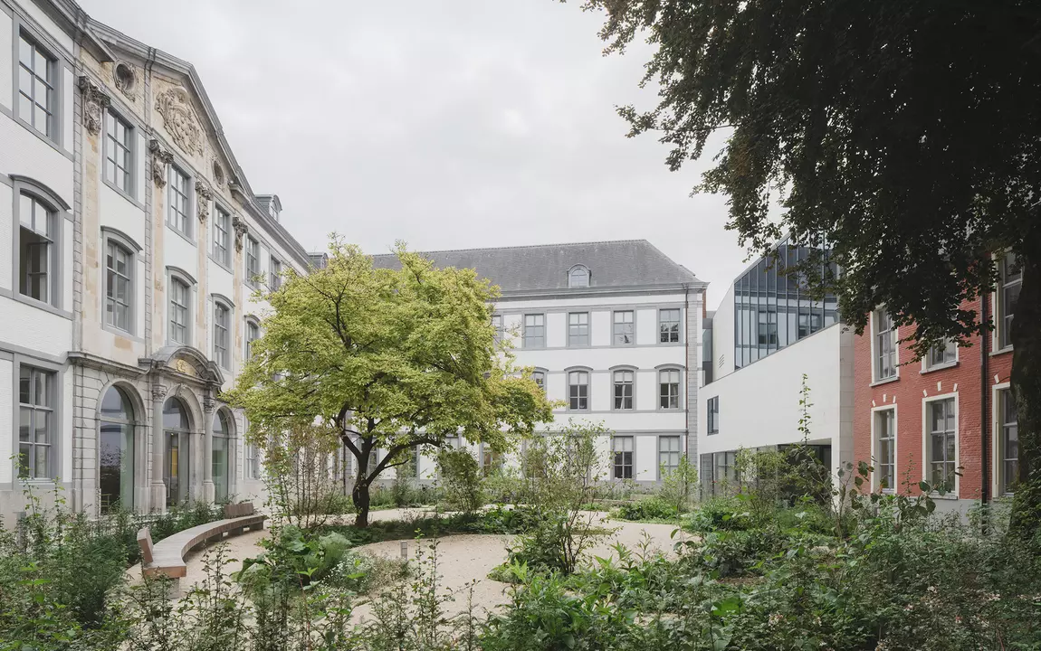 De binnenplaats, met zicht op vleugel 't Kindt en de nieuwbouw